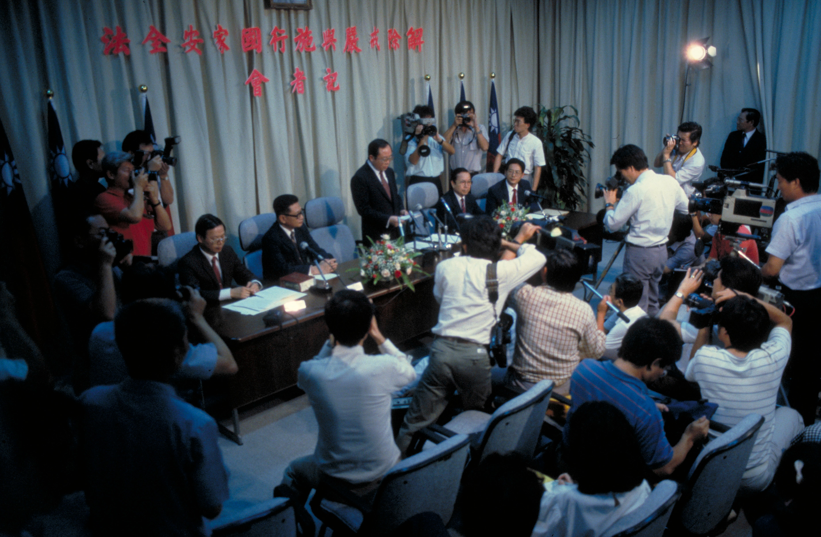 1987年7月15日，「國家安全法」實施，台澎金馬正式解除戒嚴，同時廢止了30項相關法令，實施長達38年之久的戒嚴令，終於解除。解嚴對台灣最重大的意義，就是讓台灣人開始有思考和建構自我生存價值的自由；也就從那一天起，台灣人才有成為哲學意義上的「自由人」的可能。